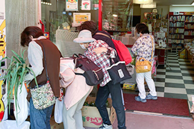 野菜市に集まる近所のお客さん